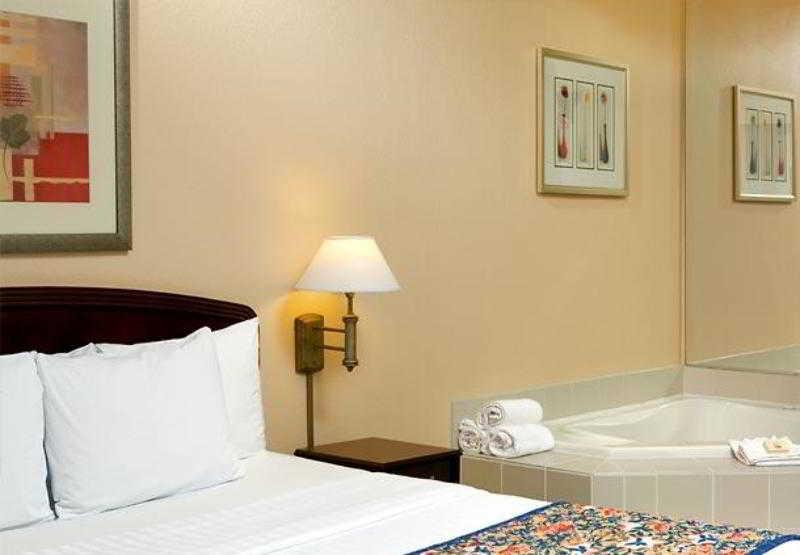 Courtyard By Marriott Atlanta Alpharetta Otel Oda fotoğraf